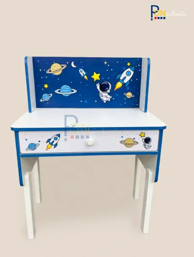 mi primer escritorio- astronauta de frente.jpg
